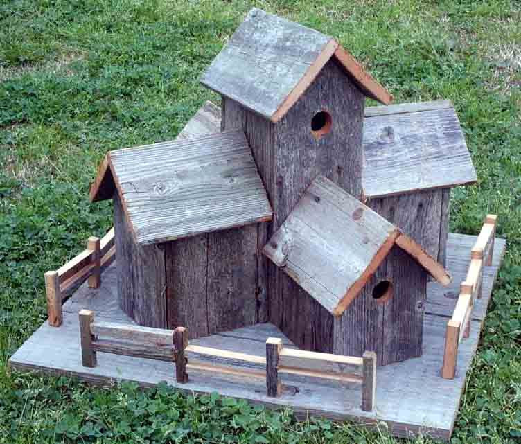 DIY Bird House Plans
 This rustic birdhouse was made from an old pallet and