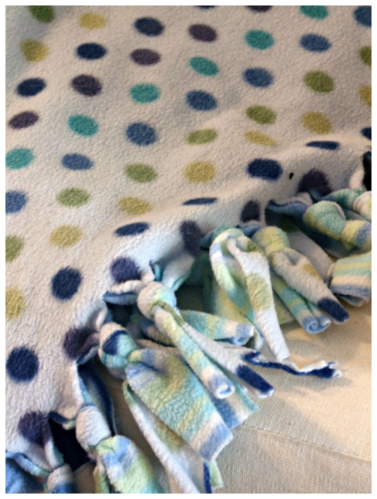 DIY Fleece Baby Blanket
 so gezellig DIY no sew baby blanket