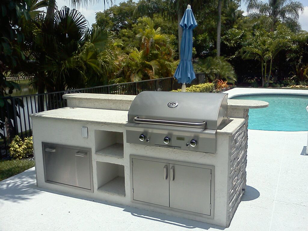 Outdoor Kitchen Grill Island
 Custom outdoor kitchen grill island in Florida — Gas