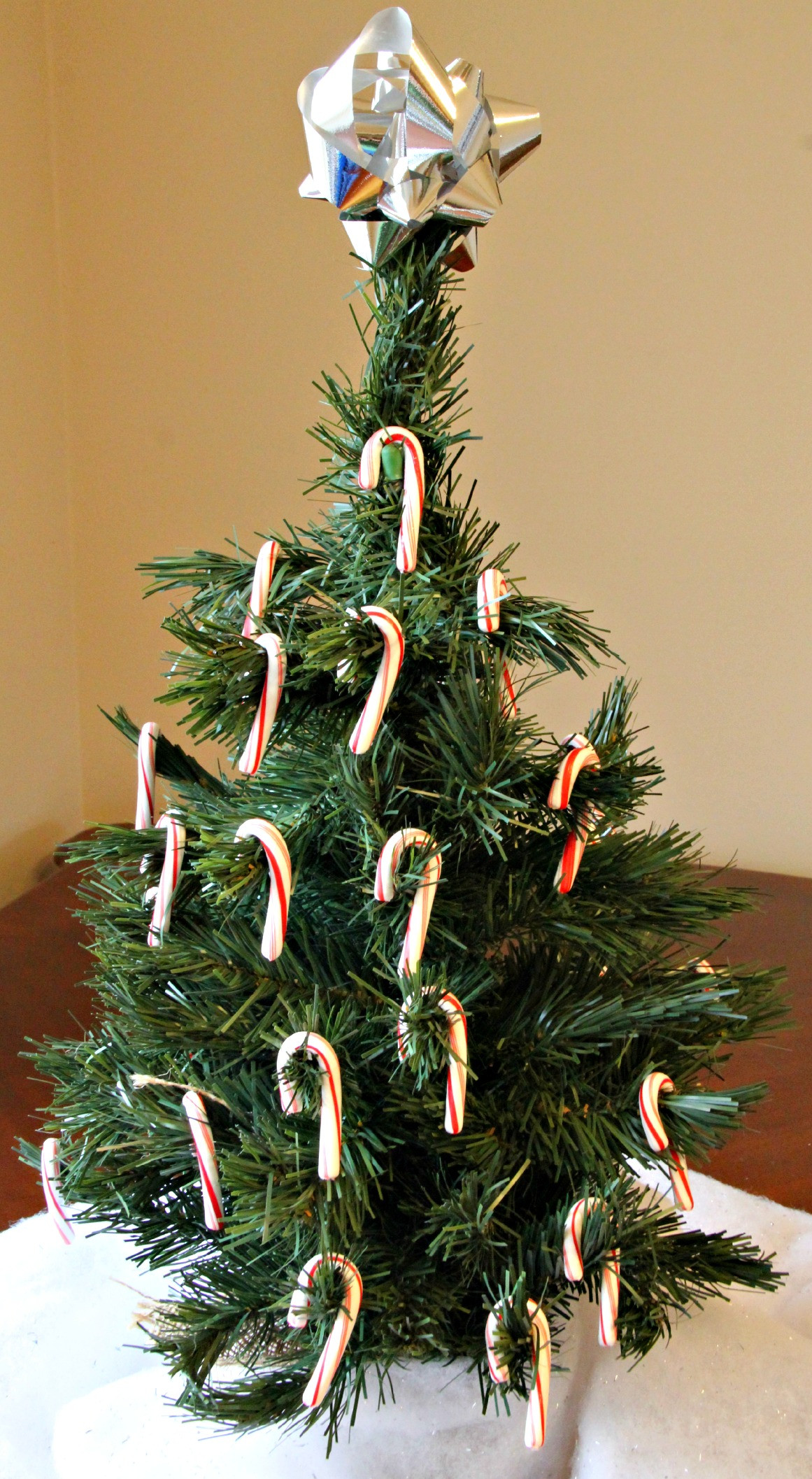 Candy Cane Christmas Tree
 Candy Cane Christmas Tree is Easy Table Decoration