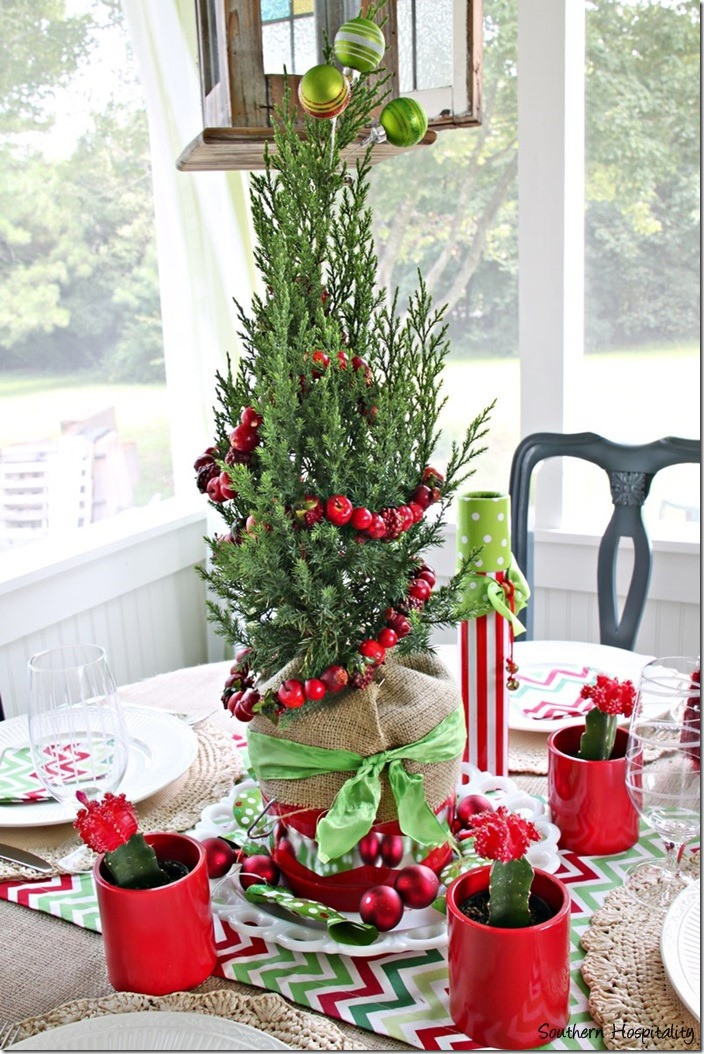 Christmas Table Centerpiece DIY
 Decorate The Tables With These 50 DIY Christmas Centerpieces