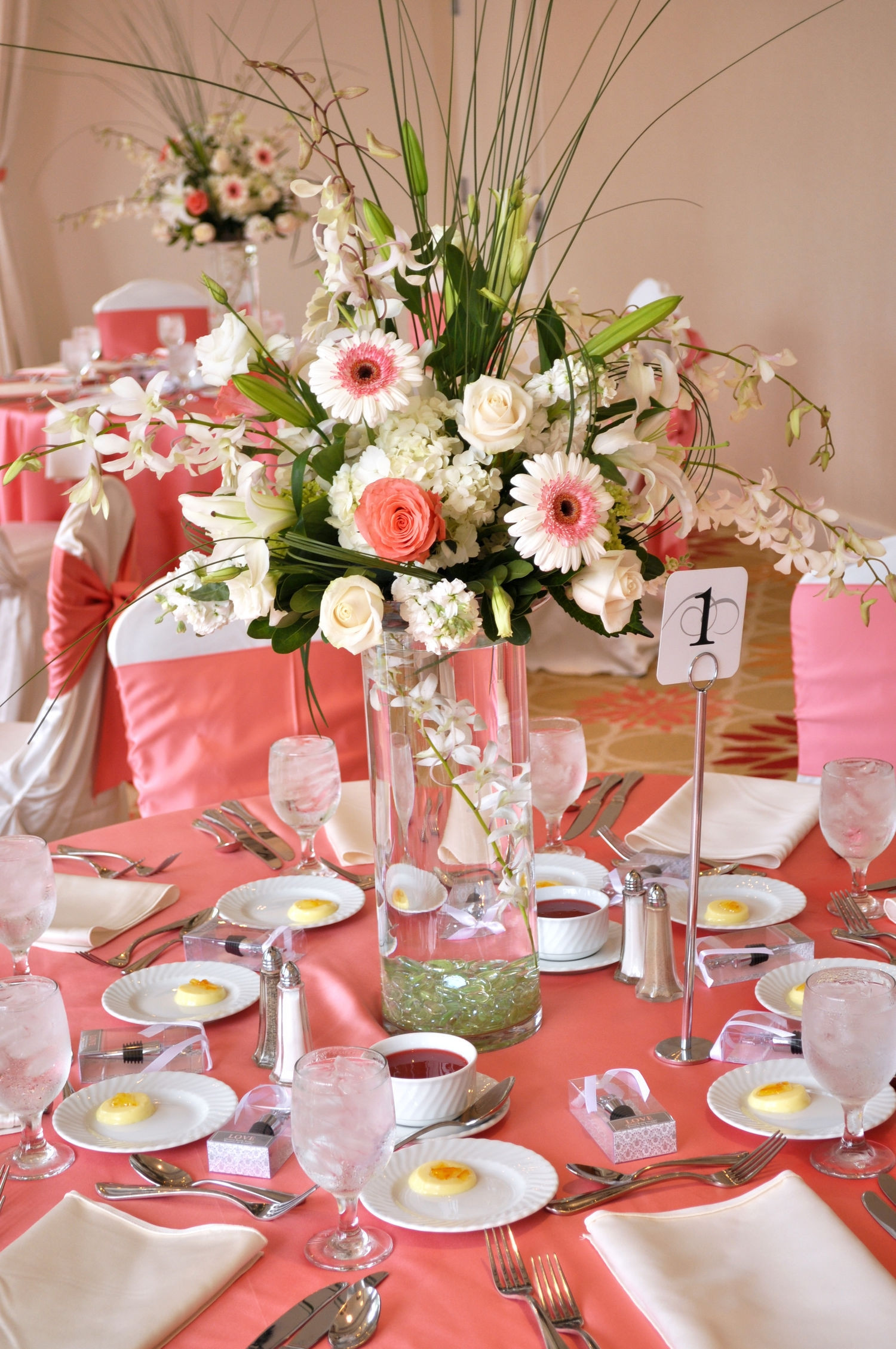 Coral Wedding Decor
 How To Choose The Right Wedding Centerpieces For Round