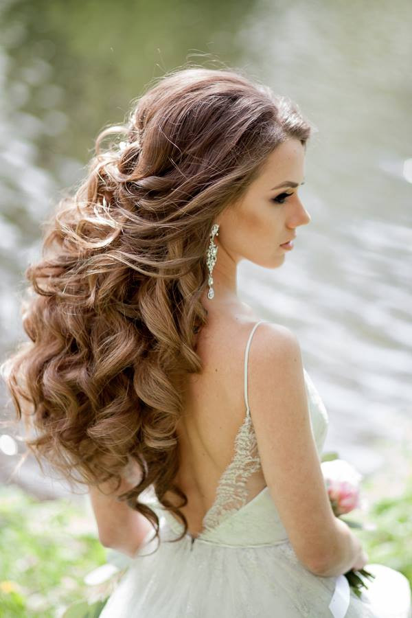 Curly Side Hairstyles For Wedding
 Wedding Hairstyles for a Gorgeous Wavy Look MODwedding