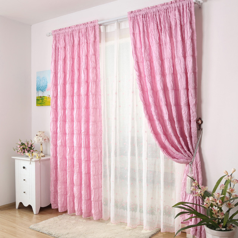 Розовые шторы купить. Шторы в розовую комнату. Розовые шторы в детскую. Розовые шторы в интерьере детской. Шторы к розовым стенам.