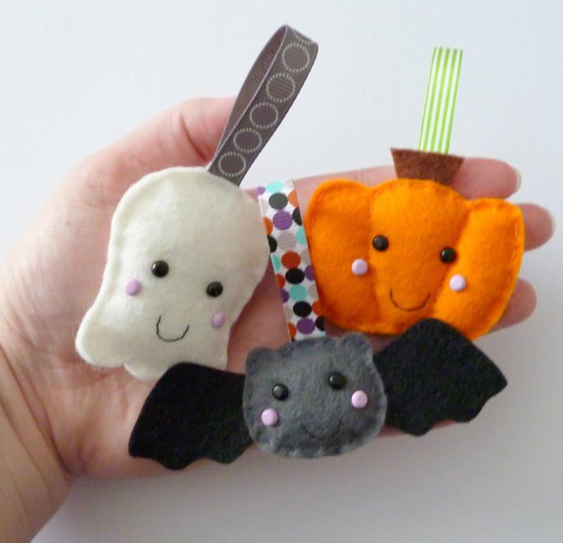 Cute DIY Halloween Decorations
 paper and string Halloween Decorations