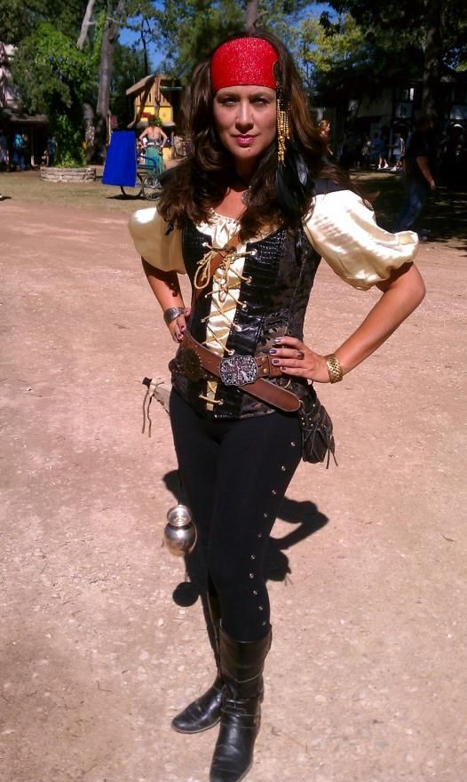 DIY Adult Pirate Costume
 Deguisement pirate femme → deguisement original tumblr