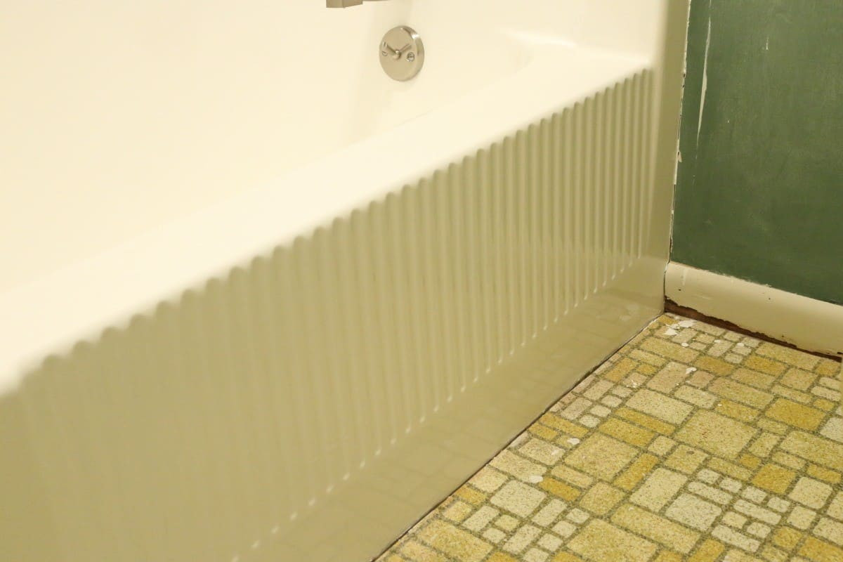 DIY Bathtub Refinishing Kit Reviews
 DIY Bathtub Refinishing – Tips to Update Your Tub with