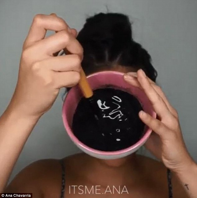DIY Face Mask With Glue
 Beauty blogger creates DIY face mask out of charcoal and