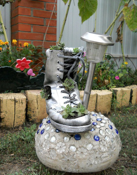 DIY Garden Decoration
 DIY home garden decor idea with a shoe planter and succulents