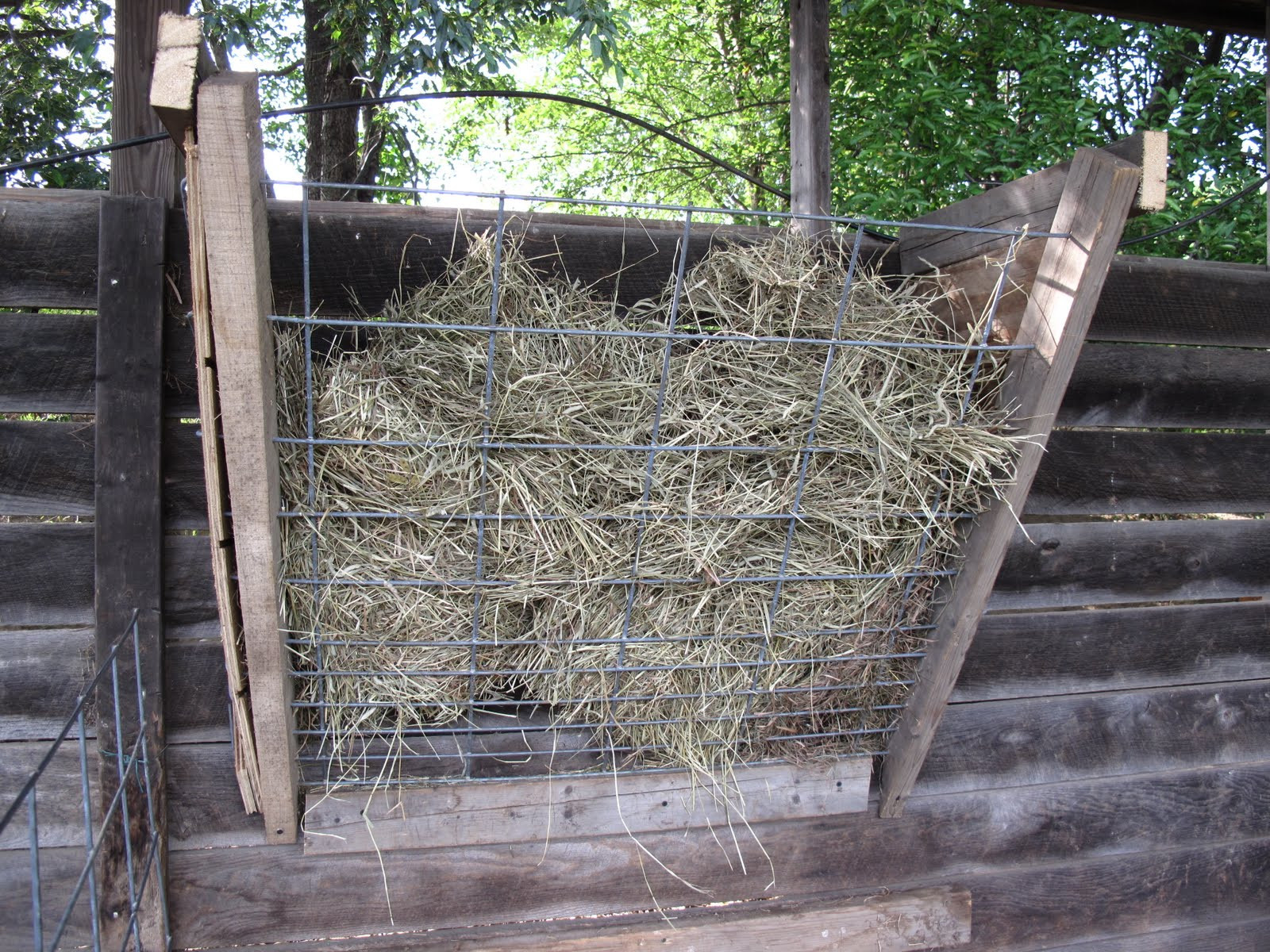 DIY Hay Rack
 Raised By Wolves Tightwad s Goat Hay Rack