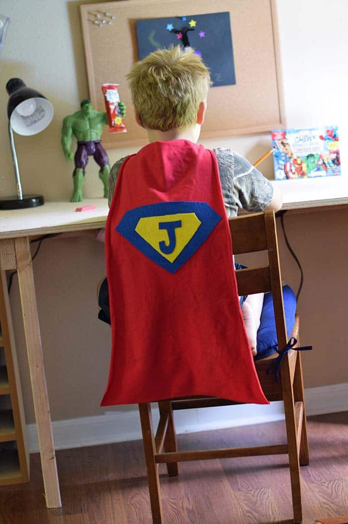 DIY Kids Cape
 How to Make an Easy No Sew Superhero Cape