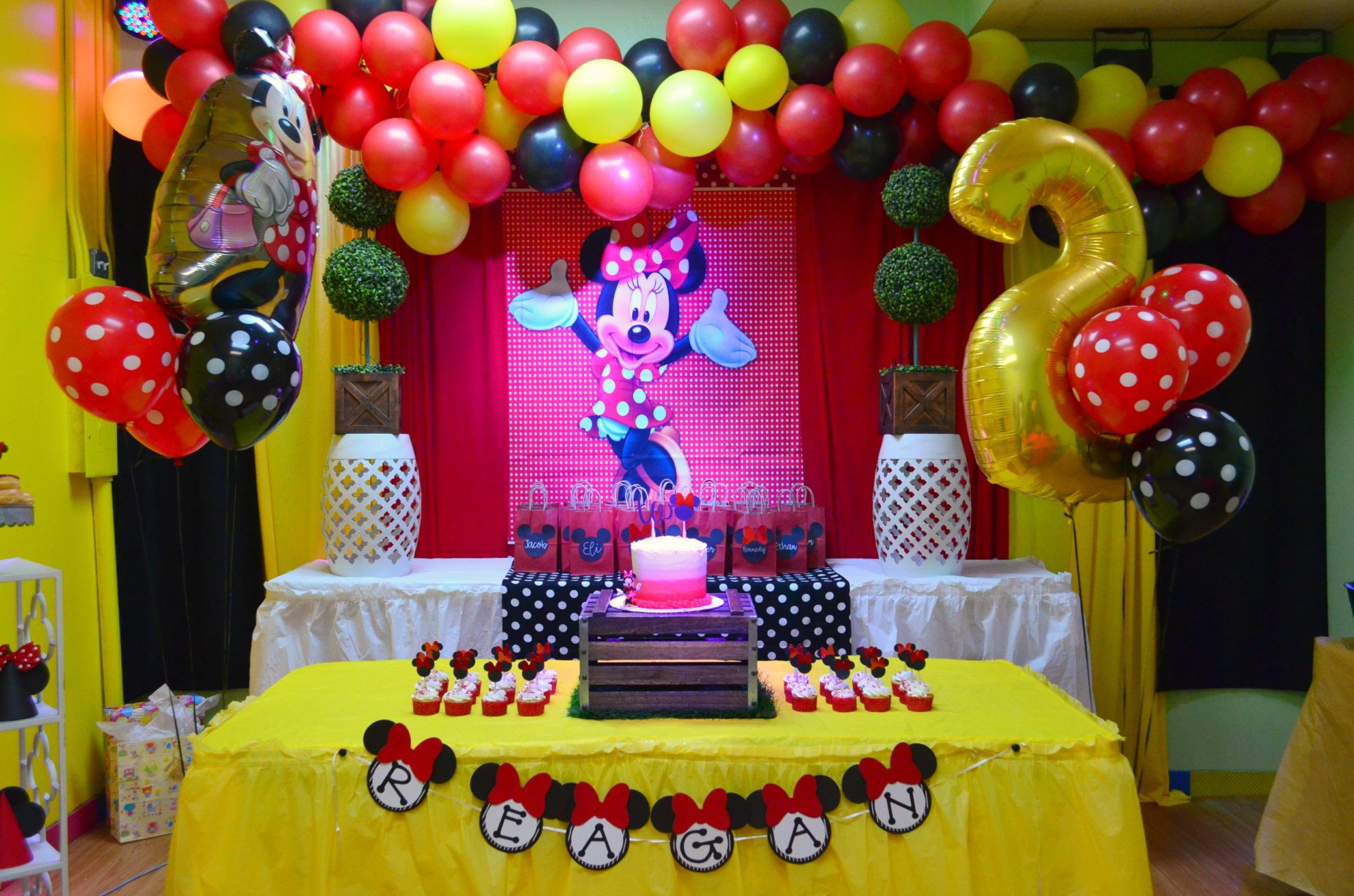Diy Minnie Mouse Birthday Decorations
 DIY Minnie Mouse Birthday Party Sew Woodsy