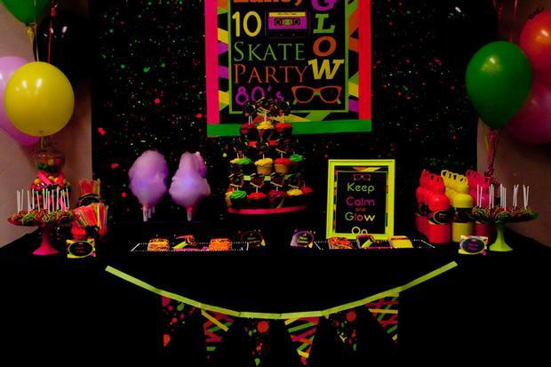 DIY Neon Party Decorations
 15 Awesome Glow In The Dark Birthday Party Ideas