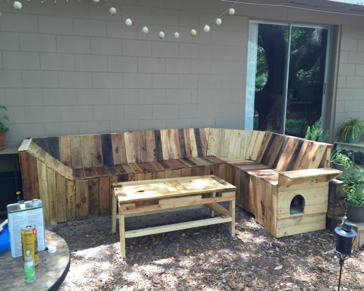 DIY Outdoor Corner Bench
 DIY Pallets Patio Corner Bench with Table