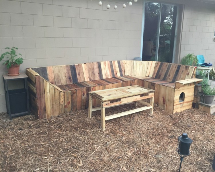 DIY Outdoor Corner Bench
 DIY Pallets Patio Corner Bench with Table