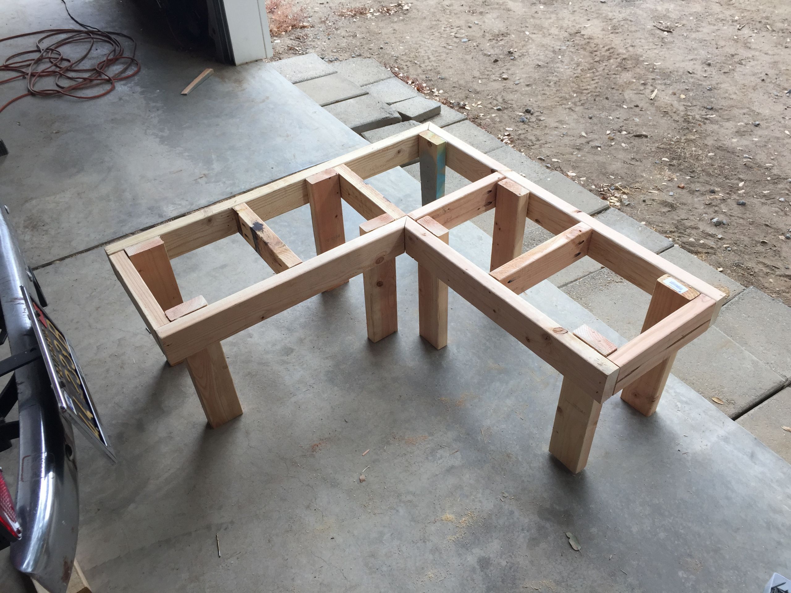 DIY Outdoor Corner Bench
 Remodelaholic