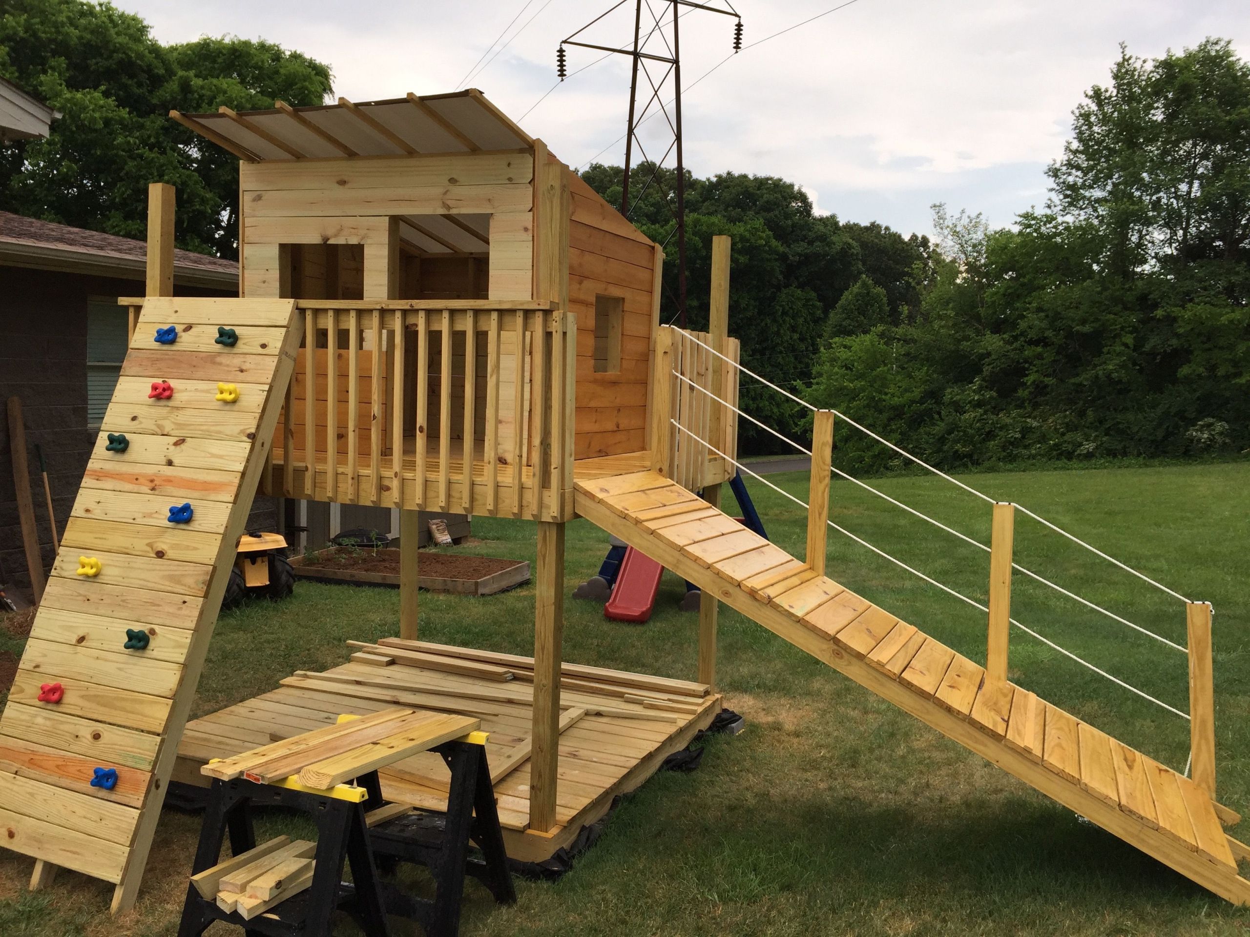 DIY Outdoor Fort
 Ana White Play fort and Swing Set DIY Projects