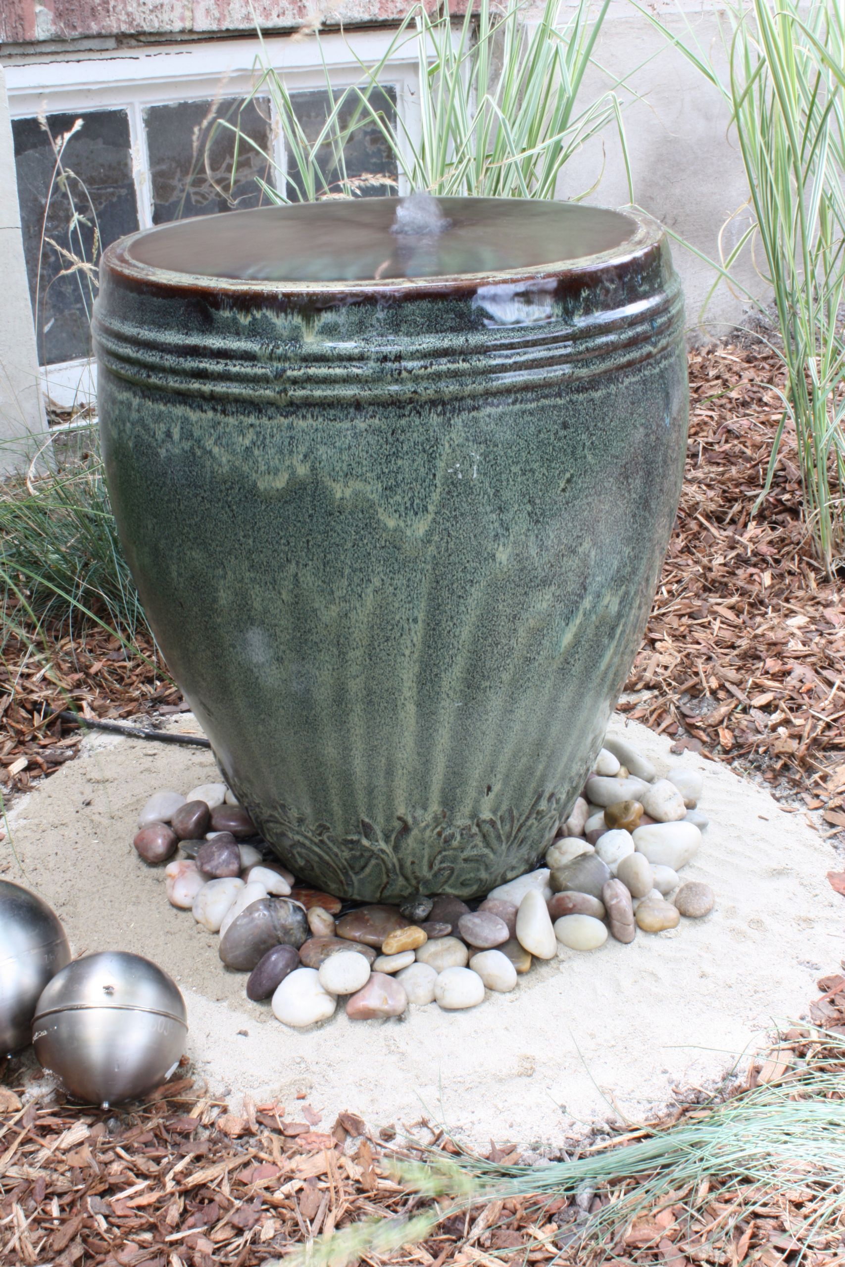 DIY Outdoor Fountains
 DIY backyard fountain plete with tutorial