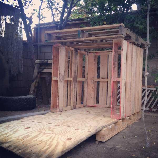 DIY Pallet Playhouse Plans
 DIY Outdoor Tiny Pallet playhouse