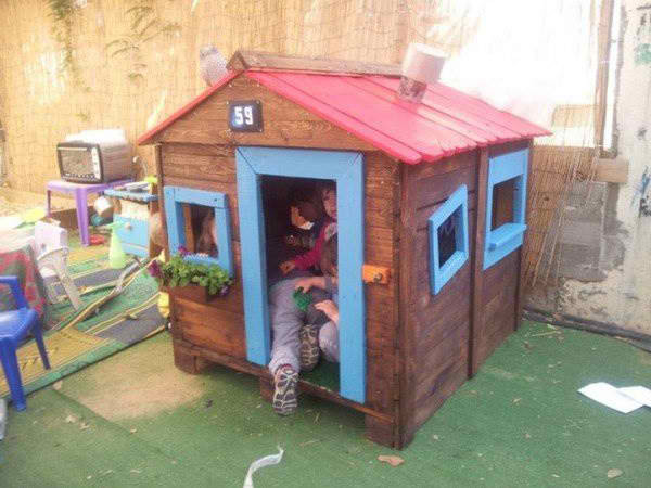 DIY Pallet Playhouse Plans
 Wood Pallets Projects To Give Your Home That Rustic Look