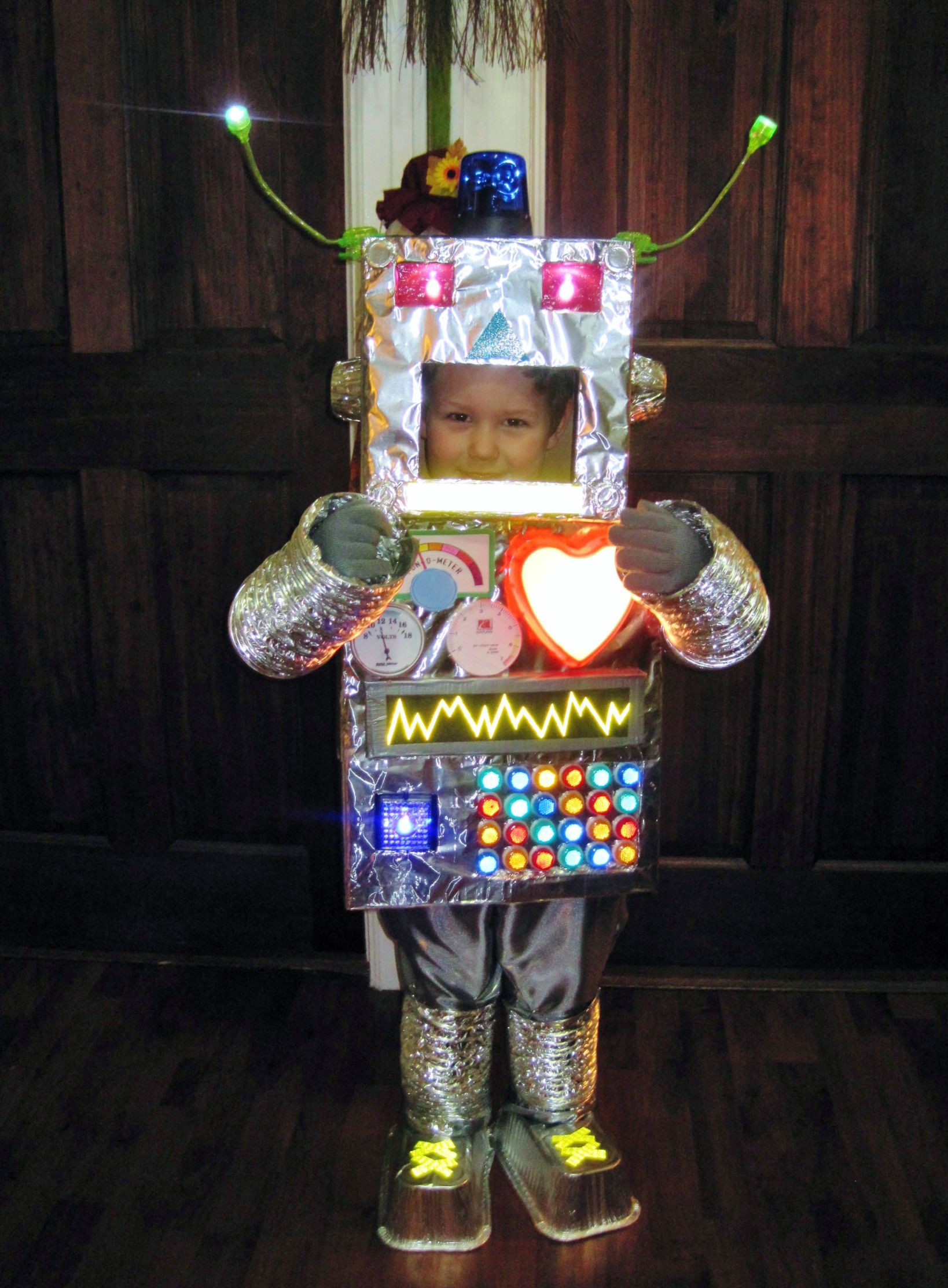 DIY Robot Costume Toddler
 SUUUUUPER cute robot costume I need this in big kid size