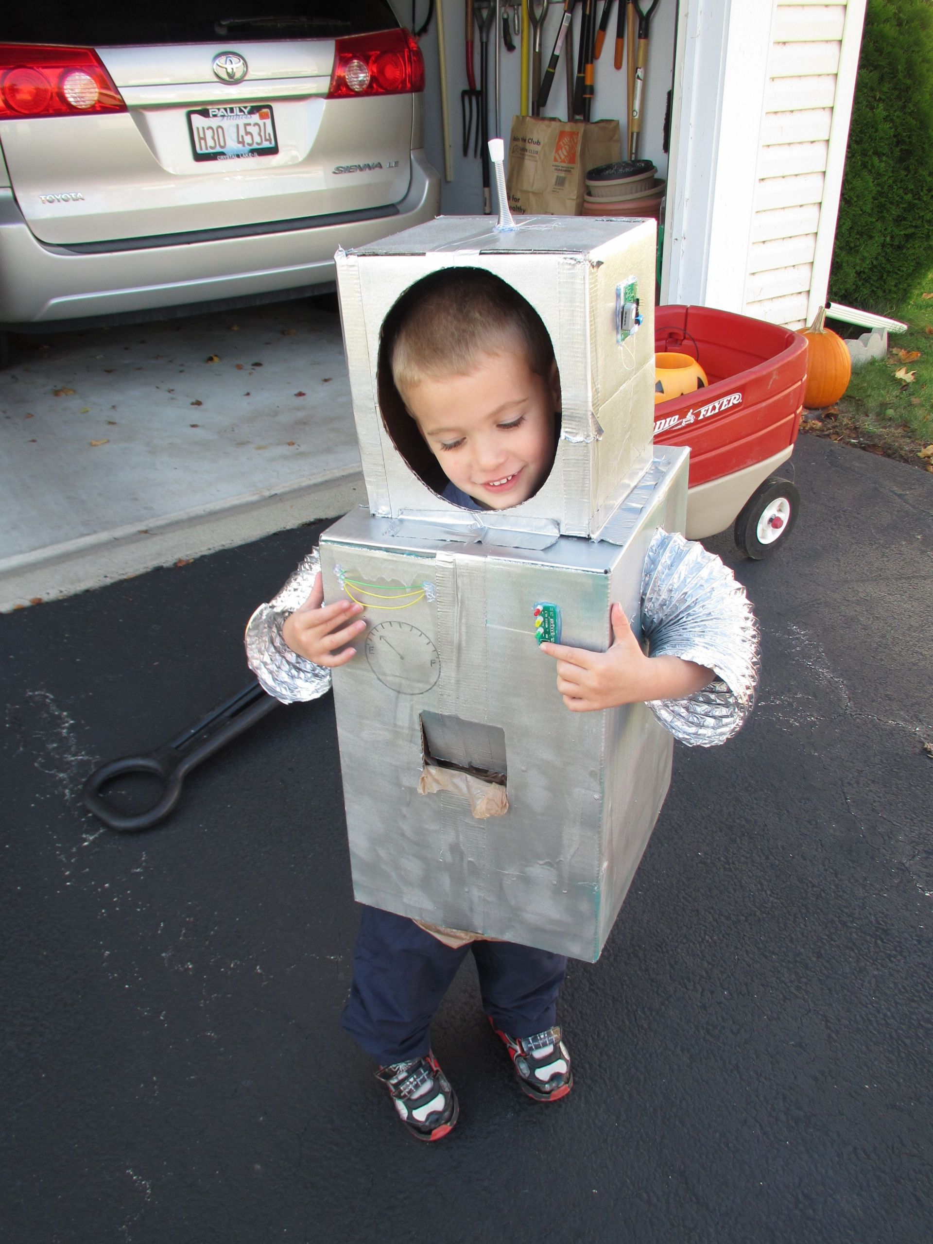 DIY Robot Costume Toddler
 Toddler robot costume