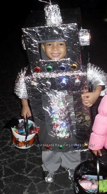 DIY Robot Costume Toddler
 DIY Toddler Robot Costume with Blinking Lights