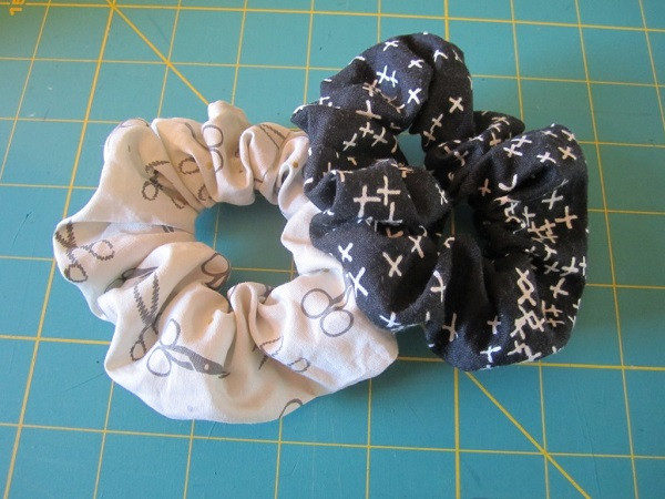 DIY Scrunchie With Hair Tie
 Tutorial DIY hair scrunchies – Sewing