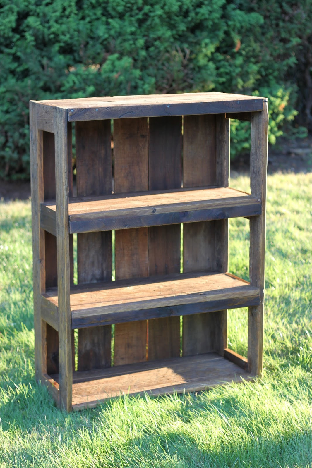 DIY Wood Bookcase
 Made with Love that Can be Felt DIY Pallet Bookshelf 