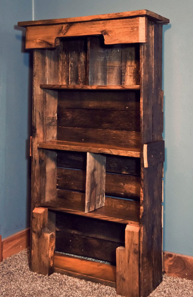 DIY Wood Bookcase
 Wooden Pallet Bookshelf DIY
