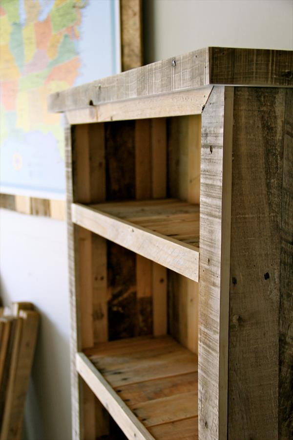 DIY Wood Bookcase
 DIY Recycled Pallet Bookcase
