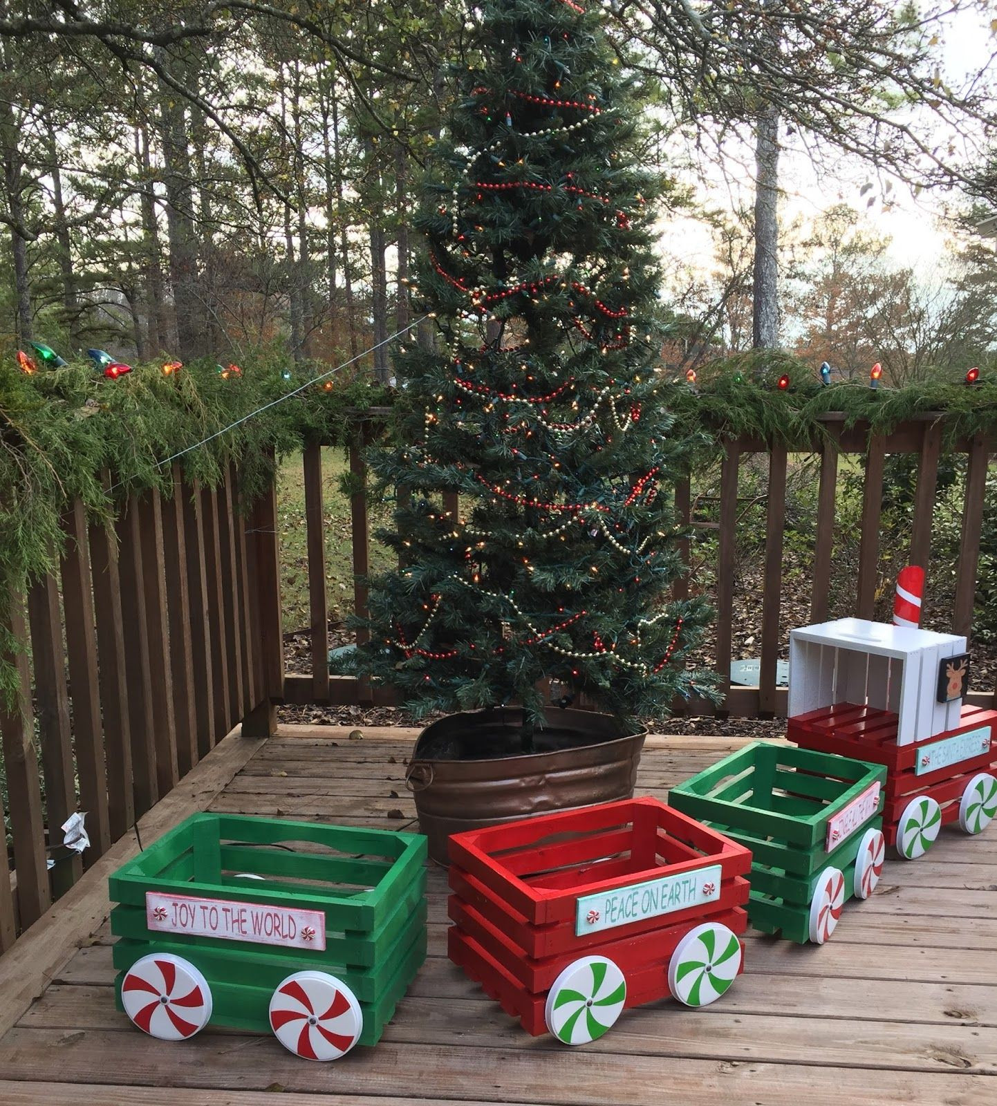 DIY Wood Christmas Yard Decorations
 Oh my I LOVE LOVE LOVE how my little crate train turned