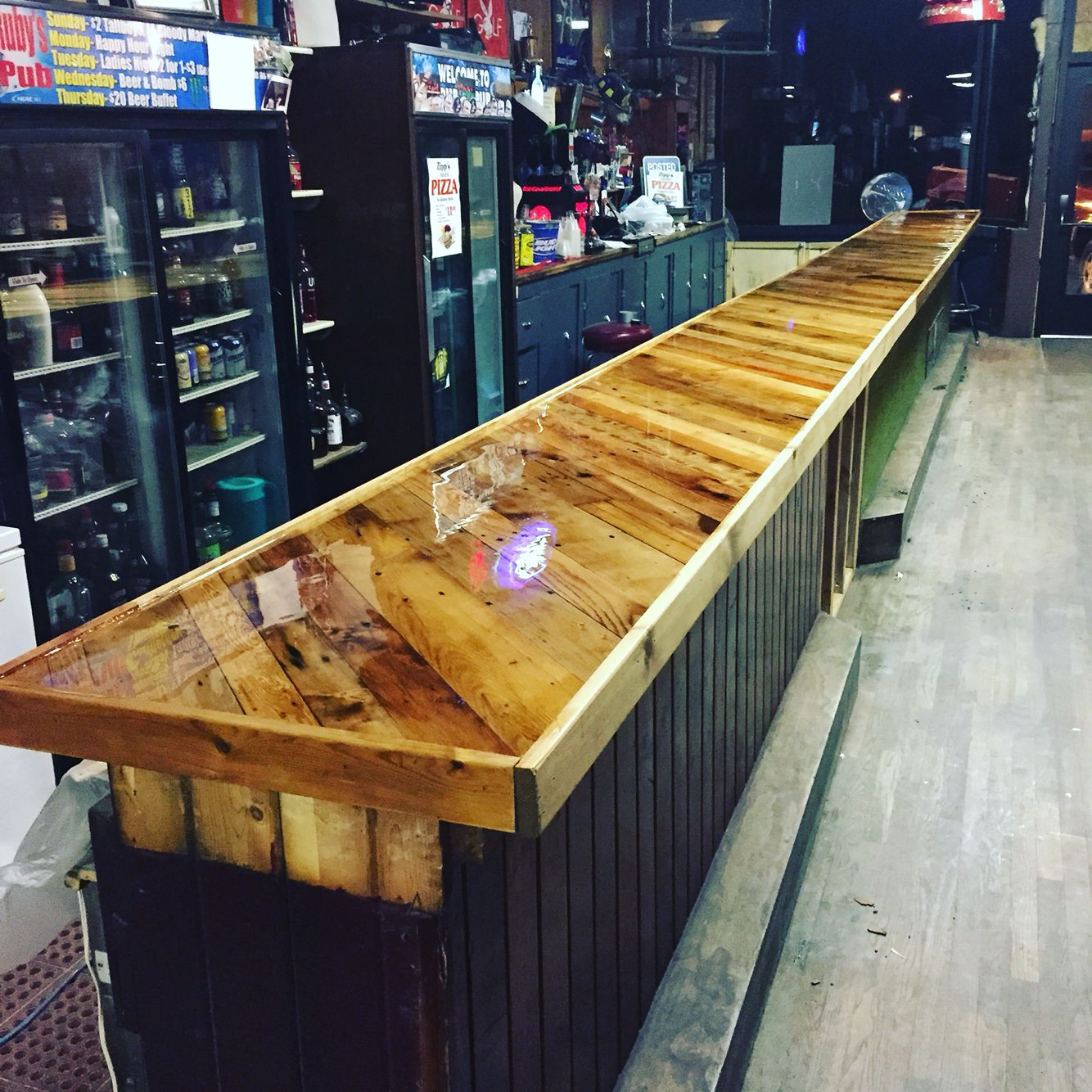 DIY Wood Table Top Ideas
 Bar top made from pallet boards and covered with epoxy