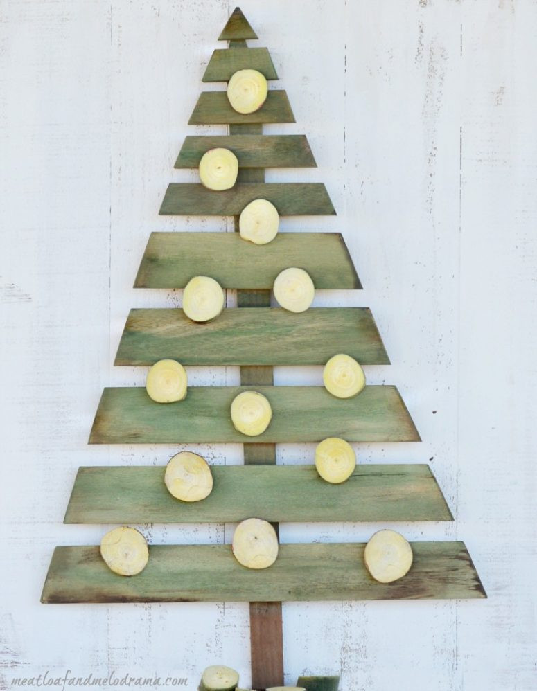 DIY Wooden Christmas Tree
 13 Cool DIY Recycled Pallet Christmas Trees Shelterness