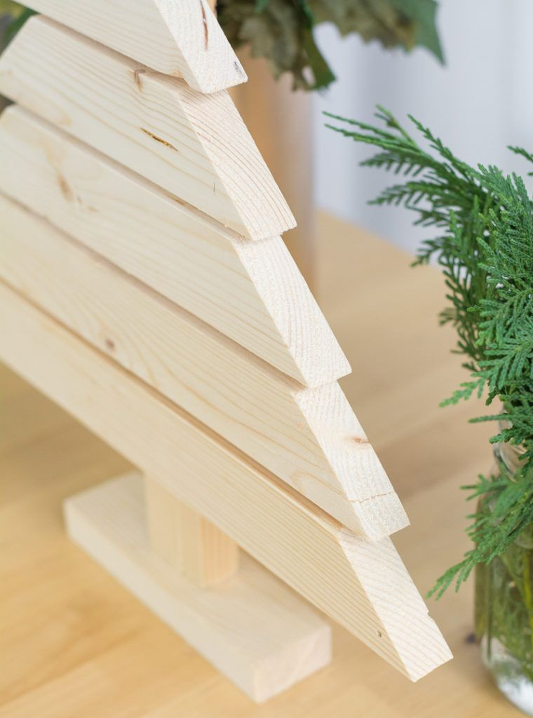 DIY Wooden Christmas Tree
 DIY Rustic and Modern Wood Christmas Tree