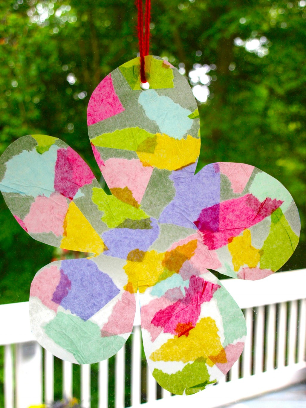 Easy Crafts For Toddlers
 Suncatcher Craft Project for Toddlers