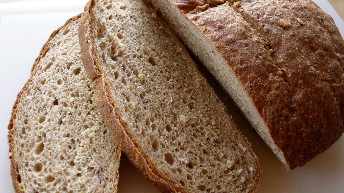 Полезный хлеб рецепт. Полезный хлеб. Низкокалорийный хлеб. Диетические хлебобулочные изделия. Серый хлеб.