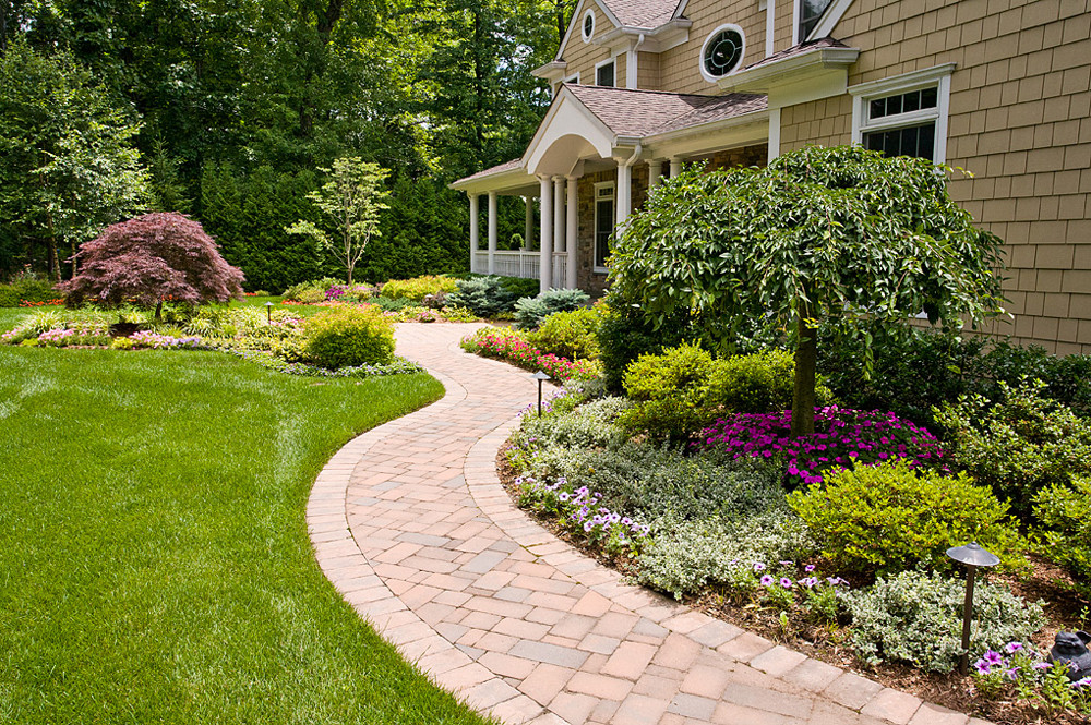 Landscape Ideas For Front Yard
 Dos and Don’ts of Front Yard Landscape