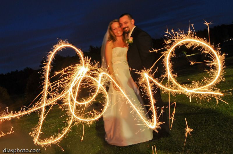 Long Wedding Sparklers
 Wedding photo idea long exposure with a sparkler