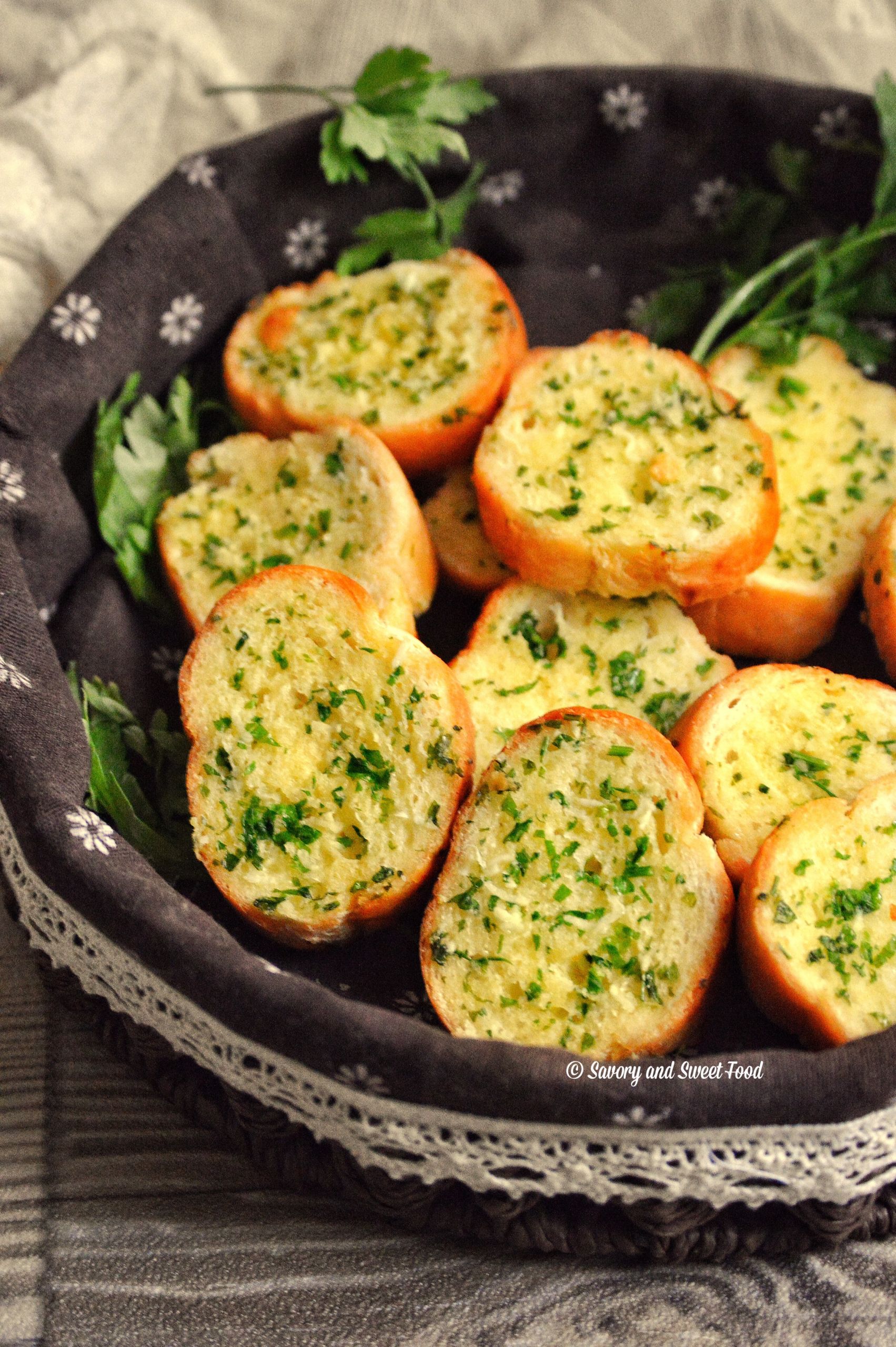 Main Dish With Garlic Bread
 Garlic Bread Without Cheese Savory&SweetFood