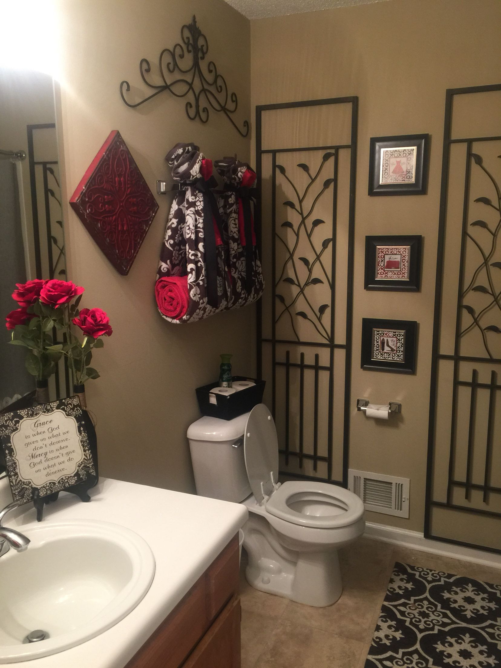 Marilyn Monroe Bathroom Decor
 Red and black bathroom