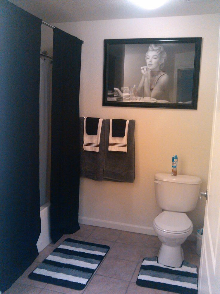 Marilyn Monroe Bathroom Decor
 Our Marilyn Monroe bathroom Long curtains