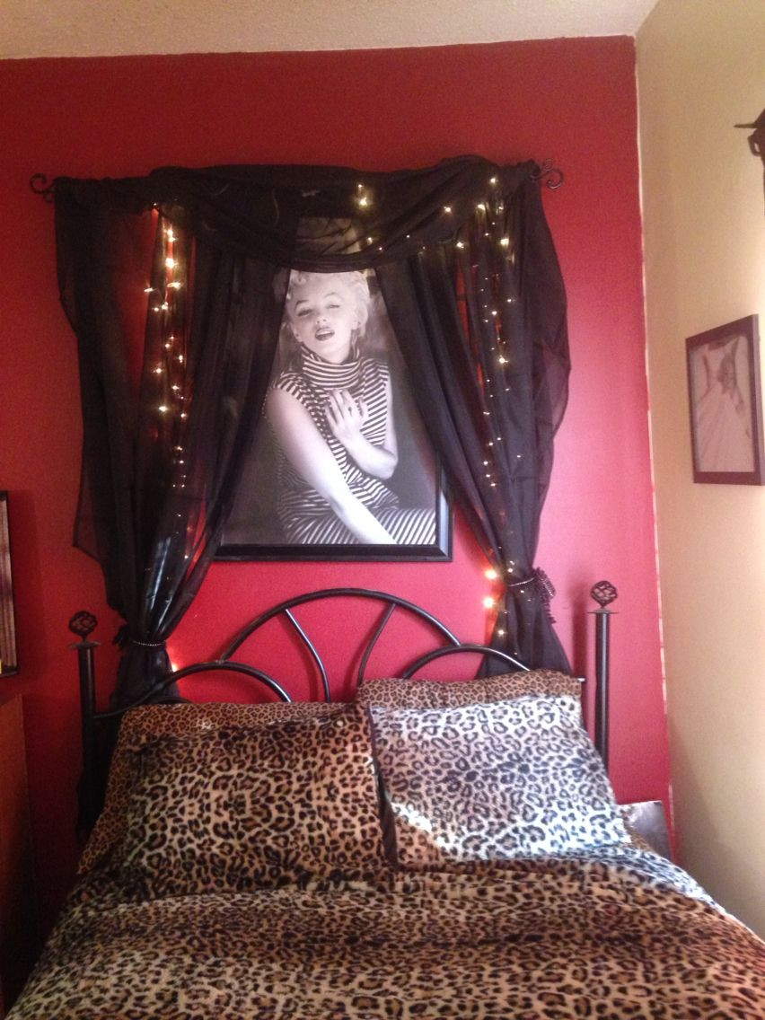 Marilyn Monroe Bathroom Decor
 Marilyn Monroe cheetah print lights and black curtains