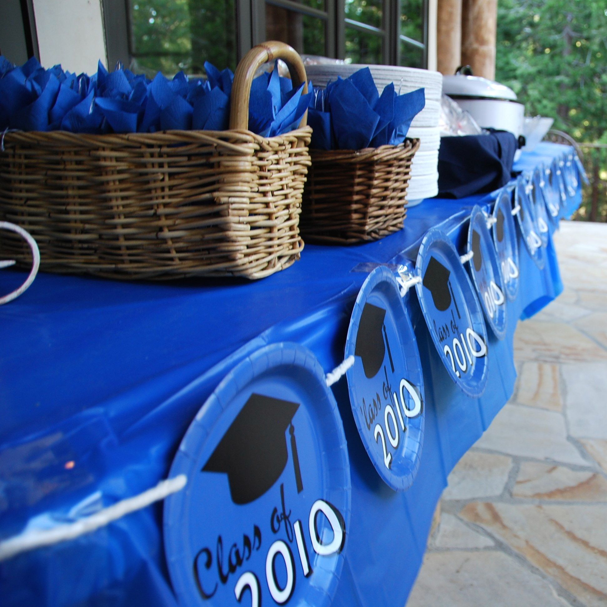 Outdoor Graduation Party Ideas For Guys
 HOW TO THROW A GREAT GRADUATION PARTY