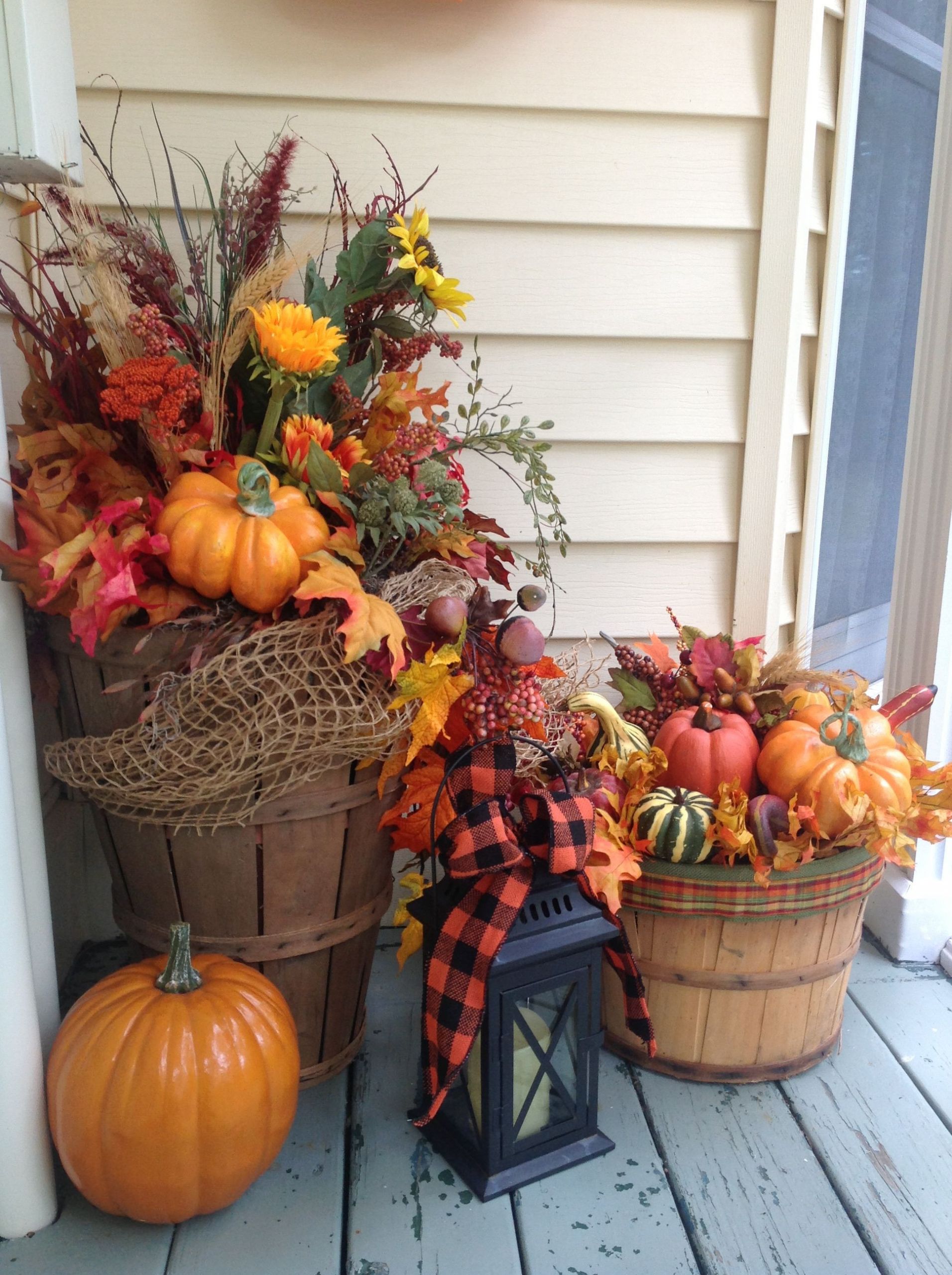 Outdoor Thanksgiving Decorations
 Baskets full of FALL autumn outdoor decor