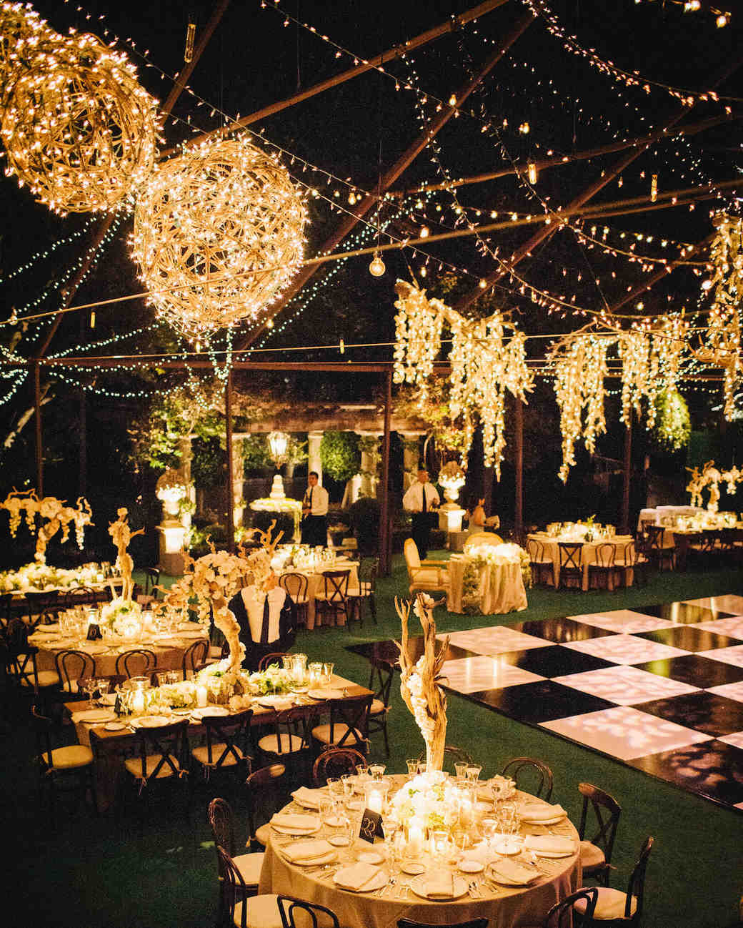Outdoor Wedding Table Decorations
 Outdoor Wedding Lighting Ideas from Real Celebrations