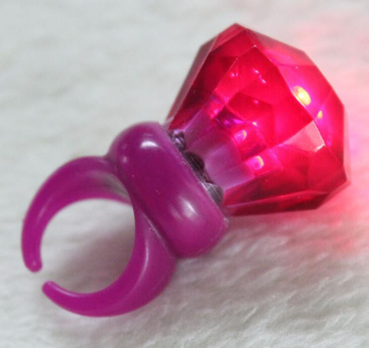 Plastic Diamond Rings
 2018 Plastic Diamond Shape Toy Light Up Finger Ring Mix
