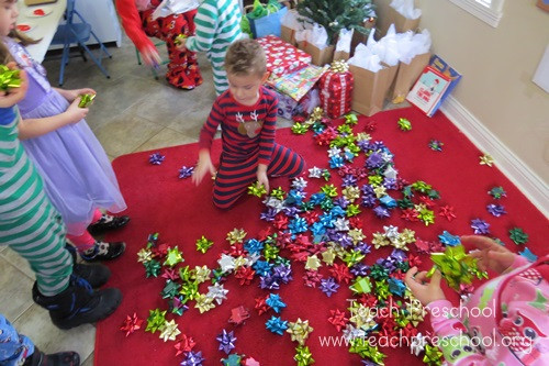 Pre K Christmas Party Ideas
 Simple t bow game for preschoolers