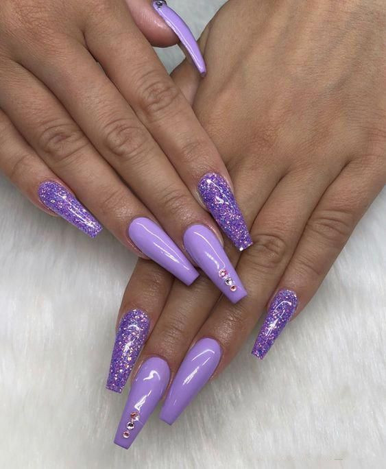 Purple Glitter Acrylic Nails
 sparkling；Pointed；matte；acrylic；long；glitter；jewels