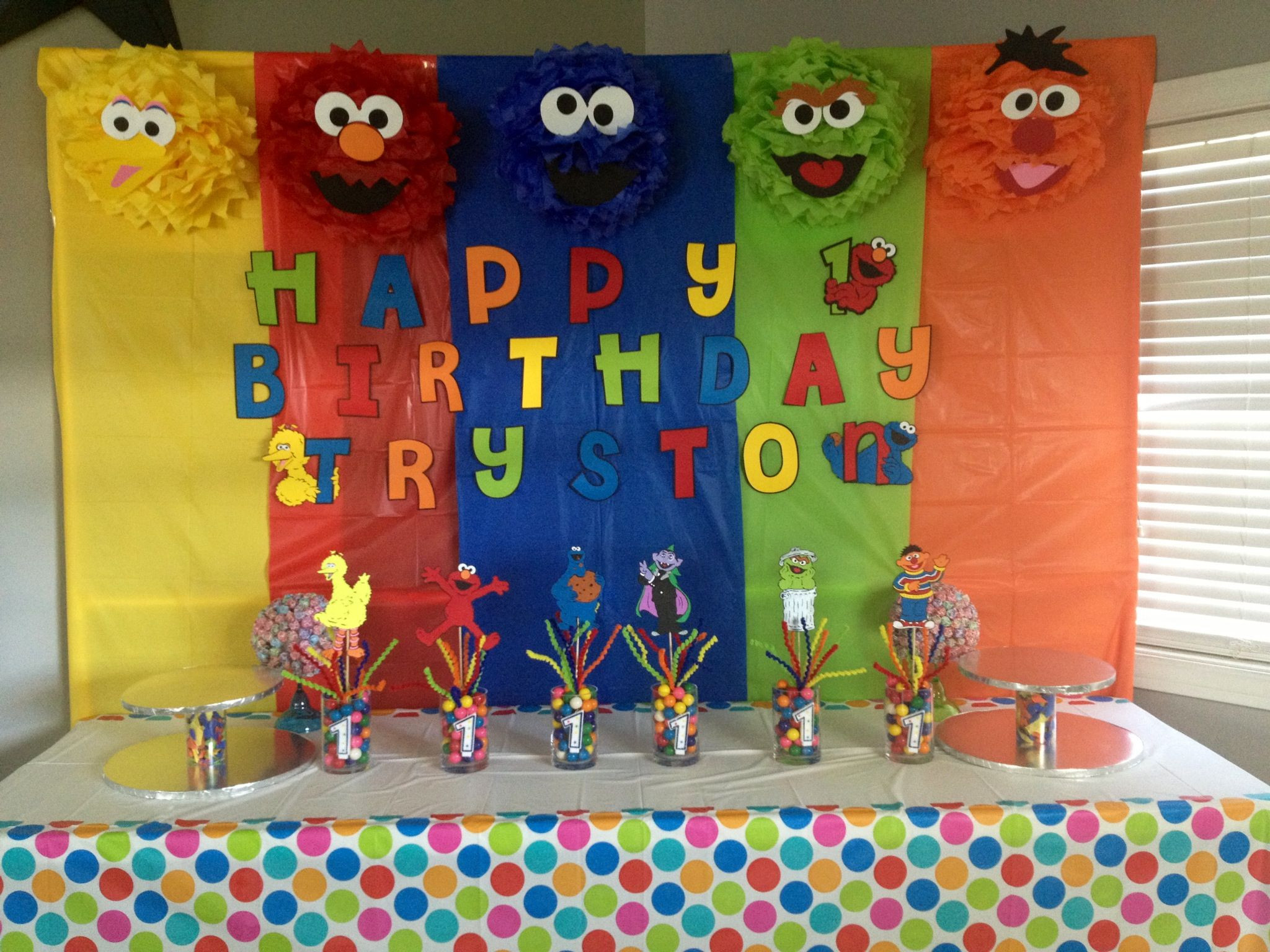 Sesame Street DIY Decorations
 Sesame Street backdrop and centerpieces